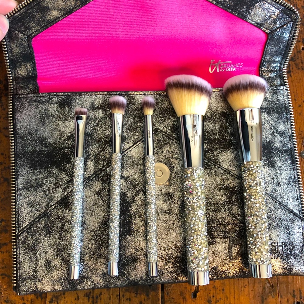 It Cosmetics “Make a Night of It” Brush set